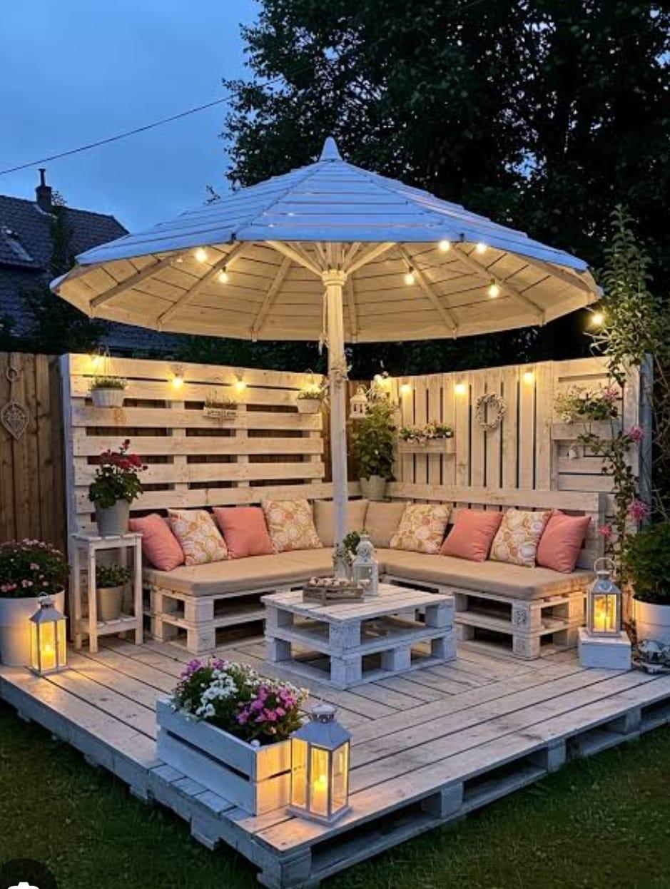 Pallet lounge set with round umbrella canopy