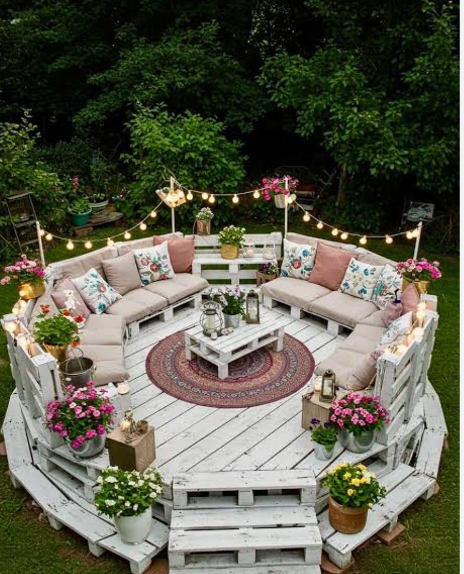 Round pallet deck lounge set