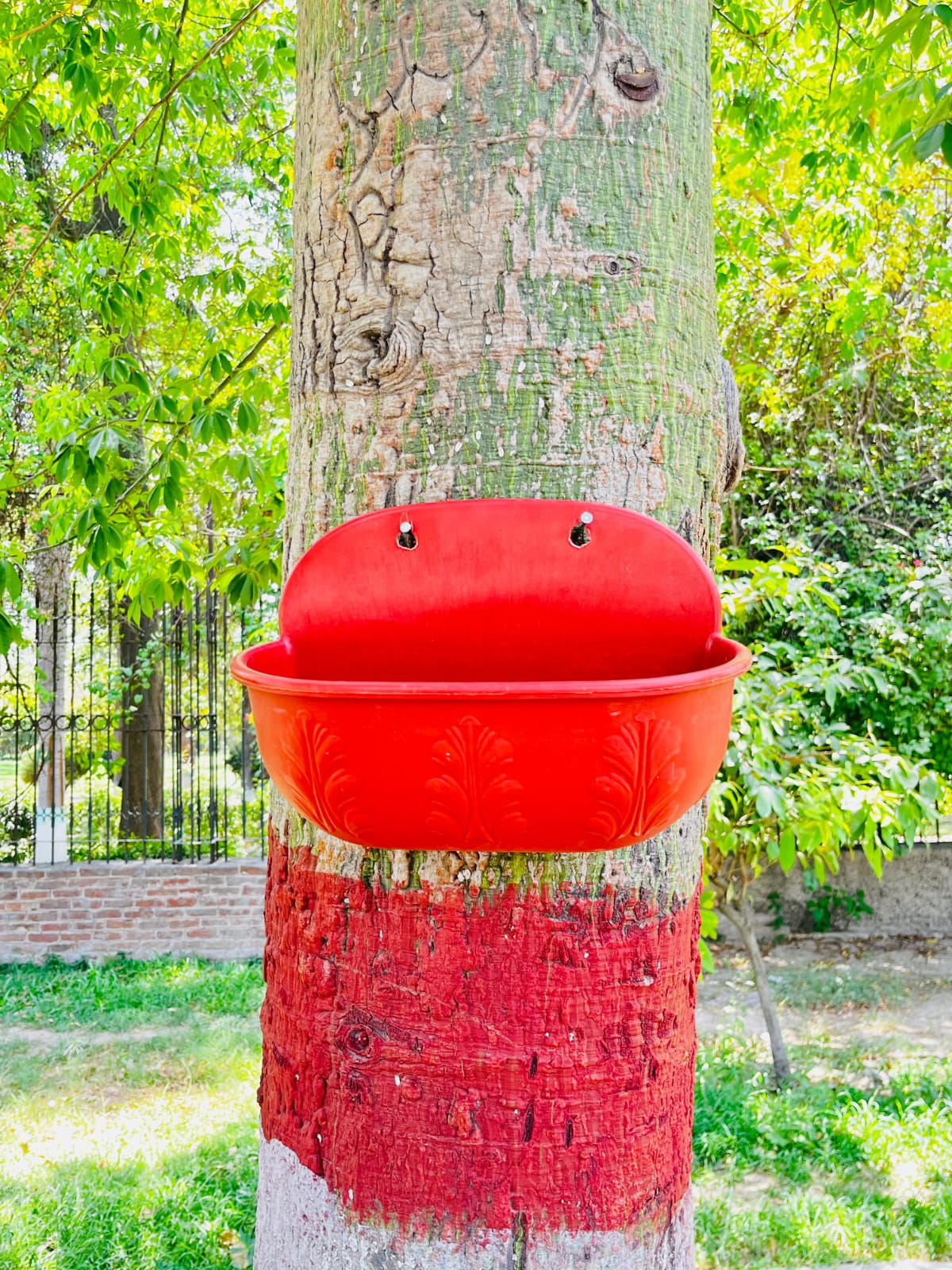 Hanging pot 302