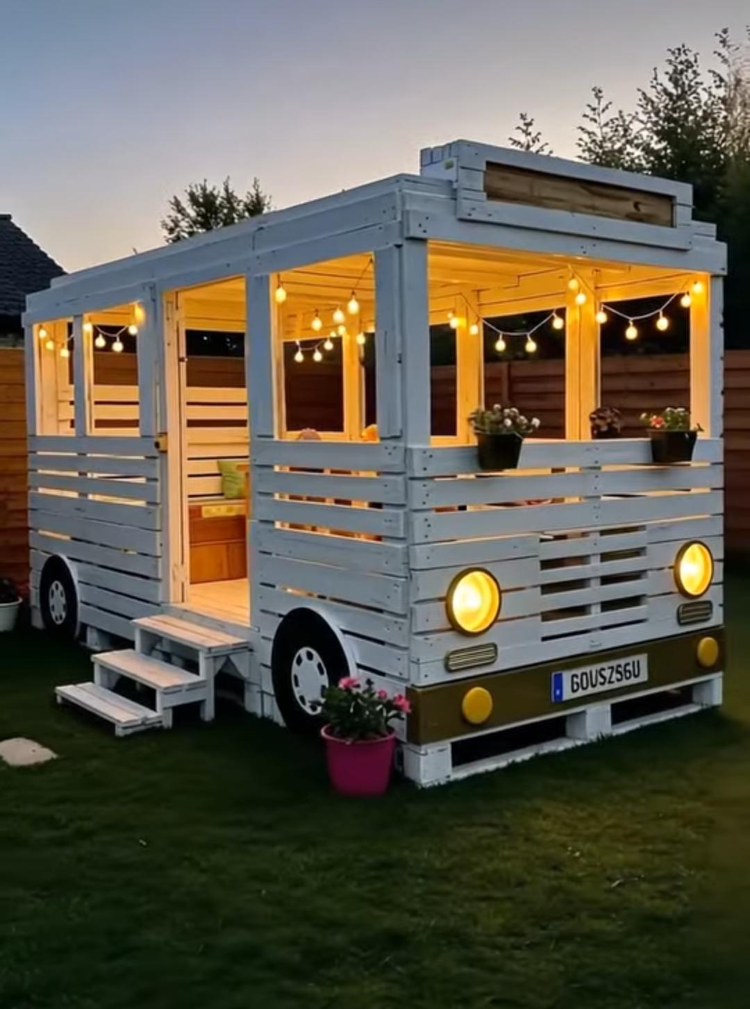 Wooden Pallet Bus – A Creative Display length 10 width 7