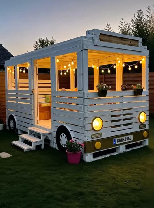 Wooden Pallet Bus – A Creative Display length 10 width 7