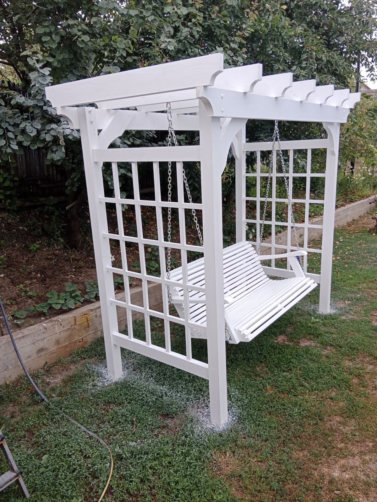 Elegant Wooden Pergola with Hanging Swing