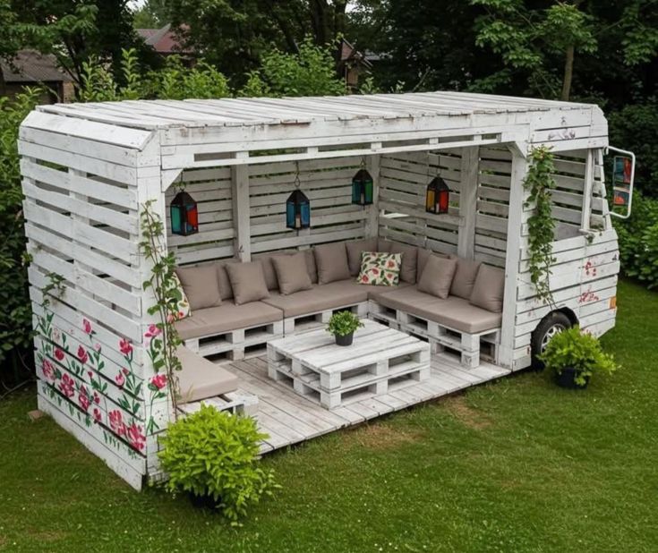 Pallet Caravan Lounge with Corner Seating